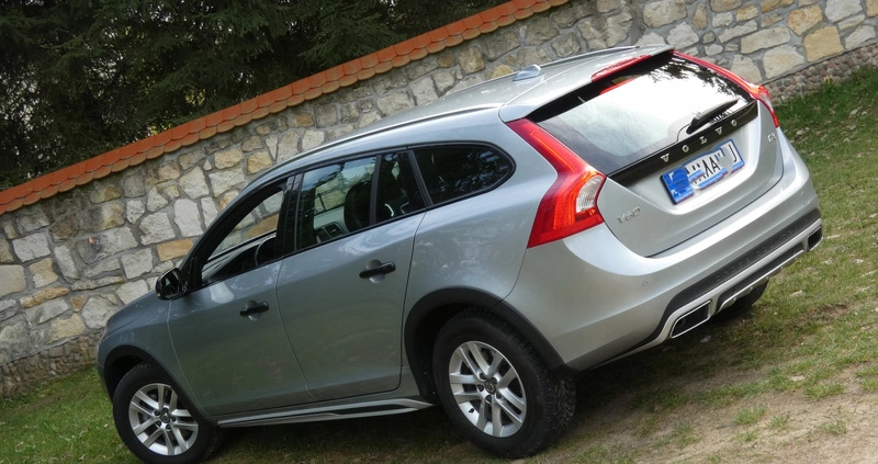 Volvo V60 Cross Country cena 58400 przebieg: 228000, rok produkcji 2017 z Giżycko małe 121